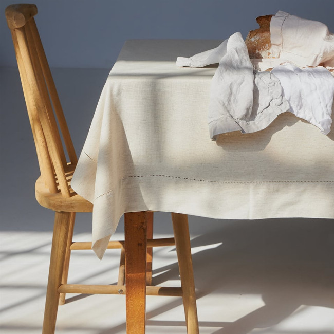 Μονόχρωμο Τραπεζομάντηλο με Αζούρ & Γαλλική Γωνία Amadora 4 ατόμων (150x150cm) Natural